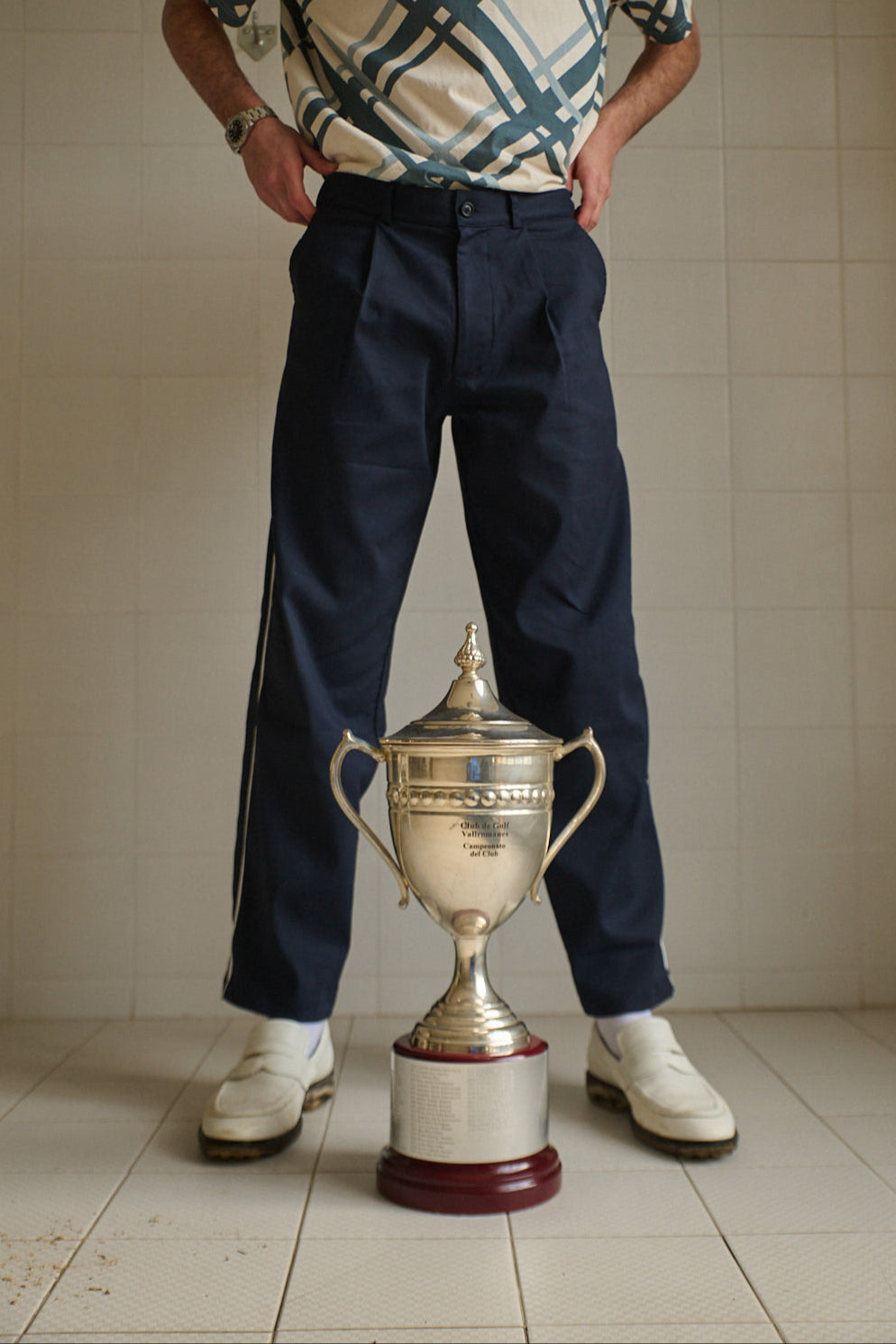 PLEATED NAVY PANTS