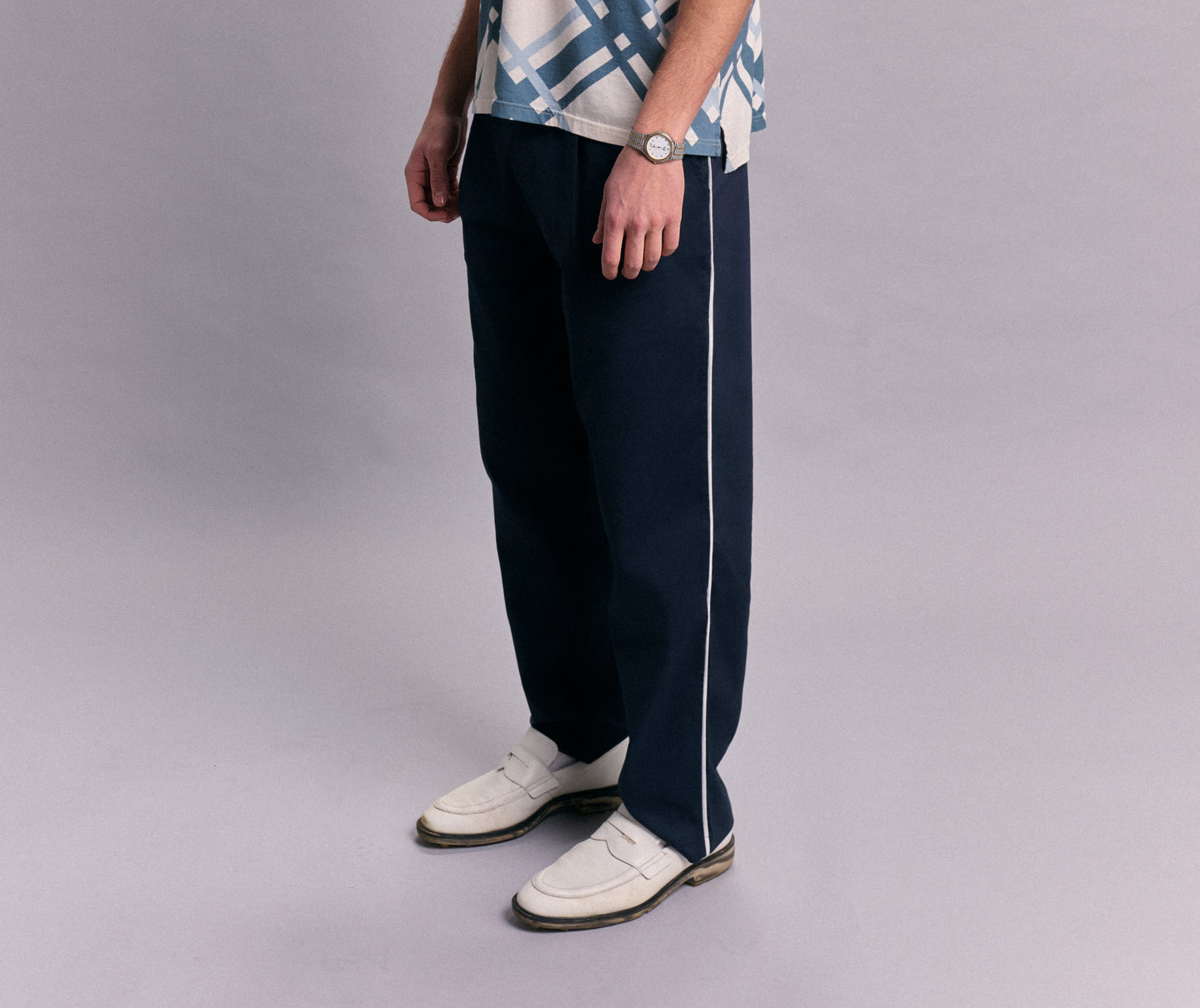 PLEATED NAVY PANTS