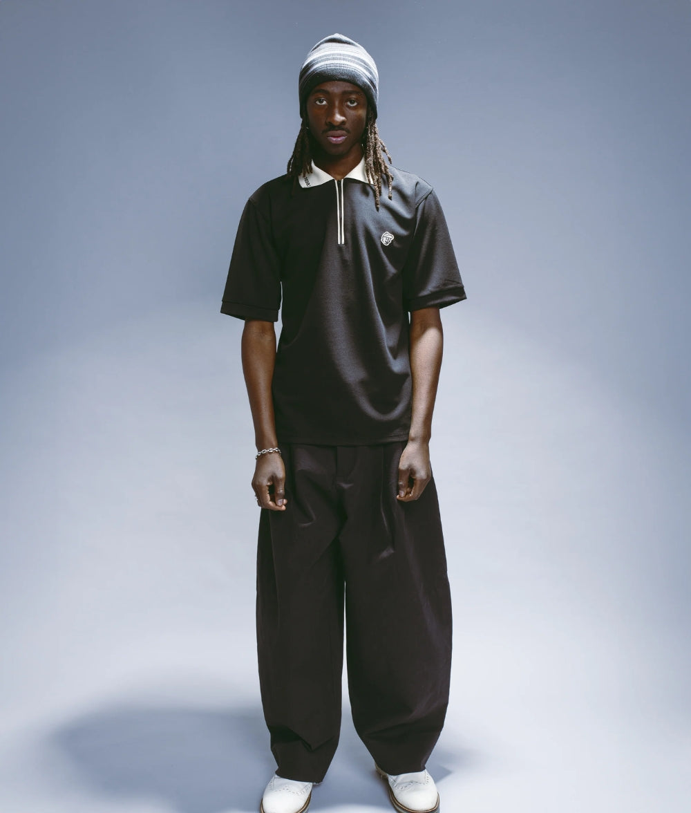 Polo negro con cremallera LE