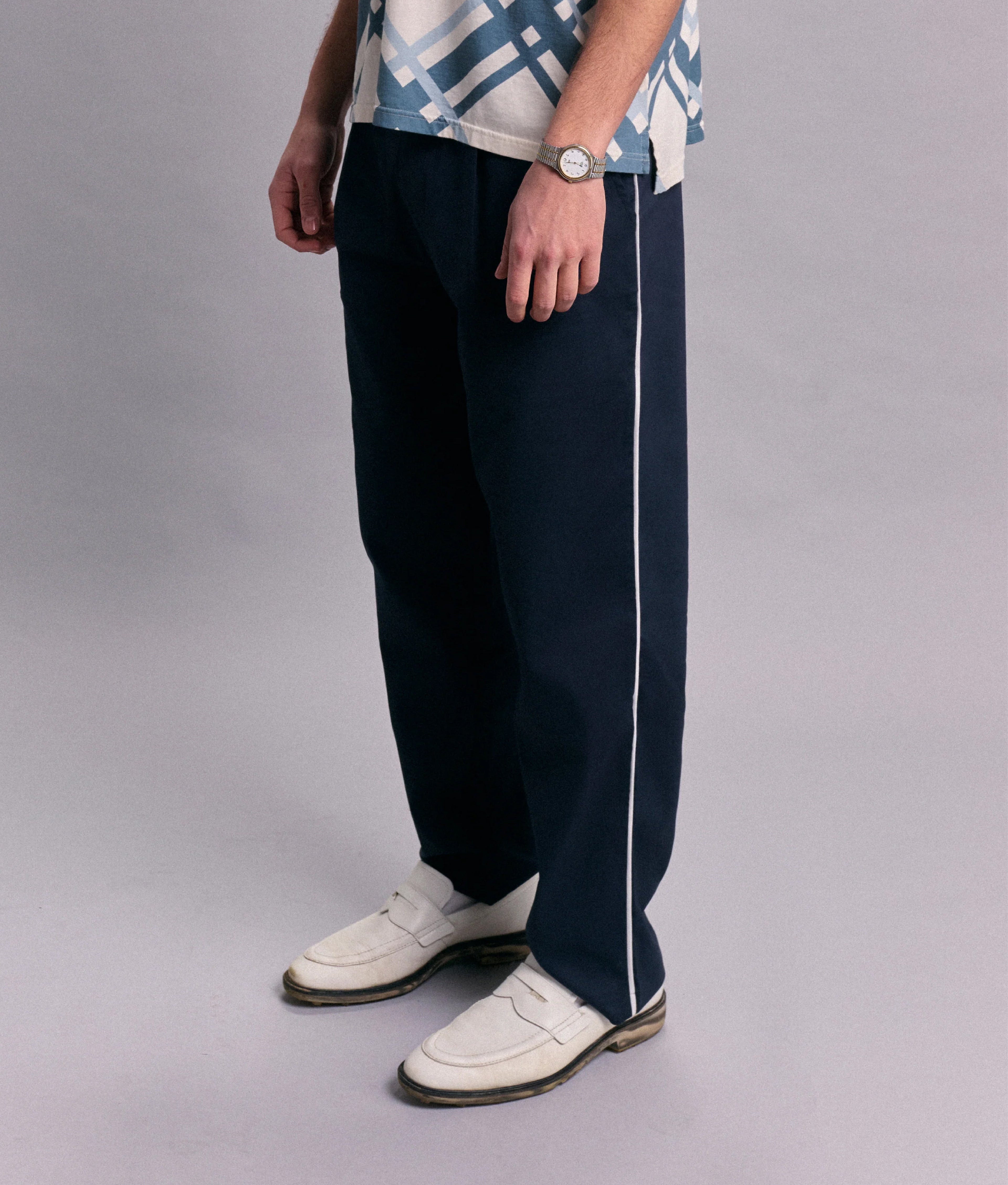 PLEATED NAVY PANTS