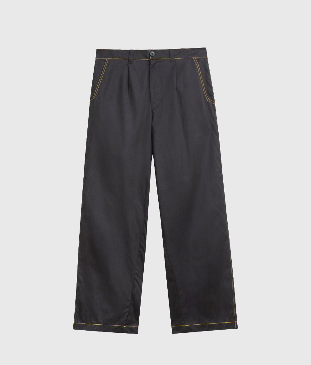 PANTALONES NEGROS PLISADOS ICÓNICOS
